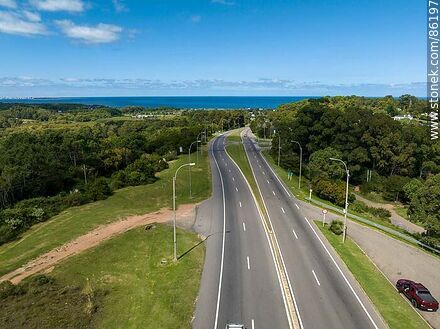 Vista aérea de la ruta 10 en Punta Ballena - Punta del Este y balnearios cercanos - URUGUAY. Foto No. 86197