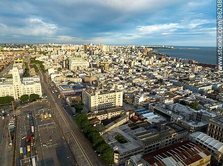 Vista aérea de la rambla 25 de Agosto de 1825 - Departamento de Montevideo - URUGUAY. Foto No. 86208