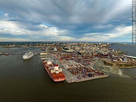 Vista aérea del puerto de Montevideo, terminal Cuenca del Plata y crucero zarpando (2024) - Departamento de Montevideo - URUGUAY. Foto No. 86183
