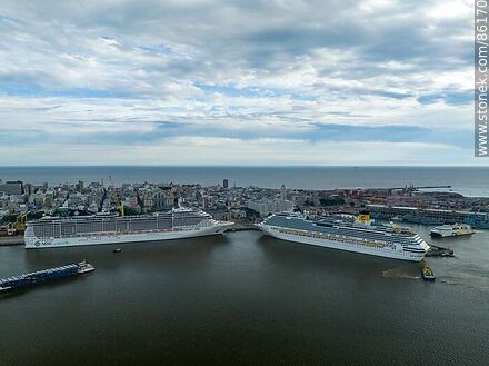 Vista aérea del puerto de Montevideo con los cruceros MSC Preziosa y Costa Favolosa - Departamento de Montevideo - URUGUAY. Foto No. 86170