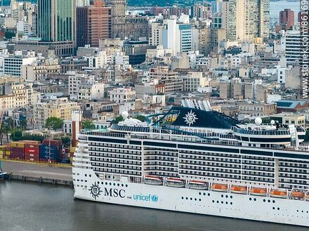 Vista aérea de la Ciudad Vieja y el crucero MSC Preziosa - Departamento de Montevideo - URUGUAY. Foto No. 86169