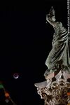 Eclipse total de luna el 14 de marzo de 2025. La luna va quedando casi totalmente eclipsada frente a la estatua de la Libertad - Foto #86488