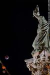 Eclipse total de luna el 14 de marzo de 2025. La luna va quedando casi totalmente eclipsada frente a la estatua de la Libertad - Foto #86489
