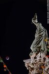 Eclipse total de luna el 14 de marzo de 2025. La luna va quedando casi totalmente eclipsada frente a la estatua de la Libertad - Foto #86490