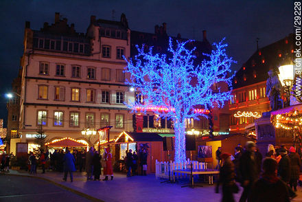 Árbol de luces en la plaza de Gutenberg - Región de Alsacia - FRANCIA. Foto No. 29228