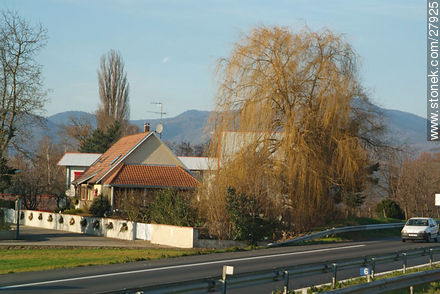 Vista desde las rutas A35 y E25. Residencia al borde de la ruta - Región de Alsacia - FRANCIA. Foto No. 27925