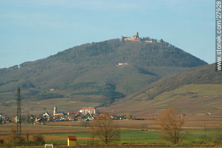 Camino D1bis. Saint-Hippolyte. Al fondo el castillo  Haut-Koenigsbourg - Región de Alsacia - FRANCIA. Foto No. 27928