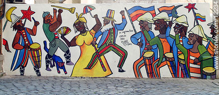Mural del pintor Carlos Paez Vilaró en el pasaje Policía Vieja.  Motivo: candombe - Departamento de Montevideo - URUGUAY. Foto No. 12234