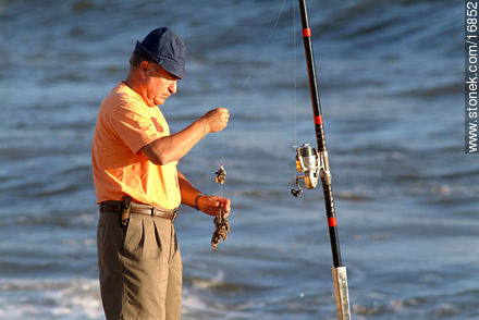 Pescador en vacaciones - Punta del Este y balnearios cercanos - URUGUAY. Foto No. 16852