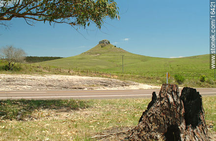 Cerro Batoví desde la ruta 5 - Departamento de Tacuarembó - URUGUAY. Foto No. 16421