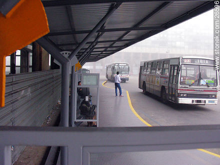 Bus station in Independence square (2005) - Department of Montevideo - URUGUAY. Photo #26596