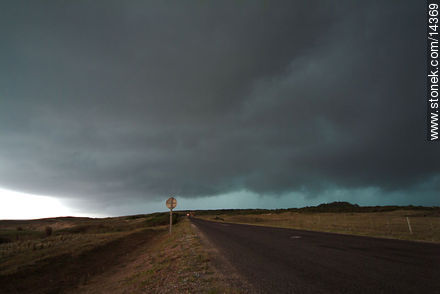 Tormenta de verano en Punta Negra - Departamento de Maldonado - URUGUAY. Foto No. 14369