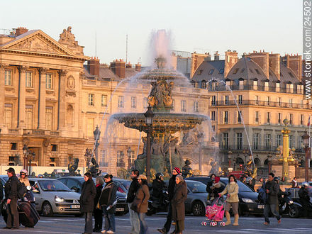 Fuente en la Place de la Concorde - París - FRANCIA. Foto No. 24502