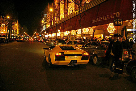 Galeries Lafayette, Lamborghini Diablo en el boulevard Haussmann - París - FRANCIA. Foto No. 24405