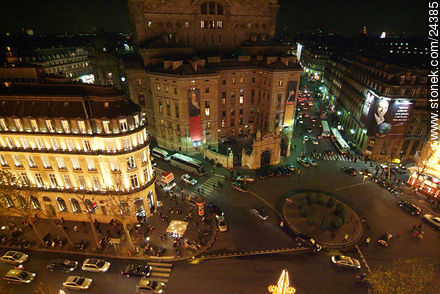 A la izquierda el banco Societé Generale, al frente el fondo de la Ópera Garnier. Bd. Haussmann (la paralela), rue Gluck (la diagonal a la izquierda), rue Scribe (la perpendicular), rue des Mathurins(la diagonal pequeña a la derecha) - París - FRANCIA. Foto No. 24385