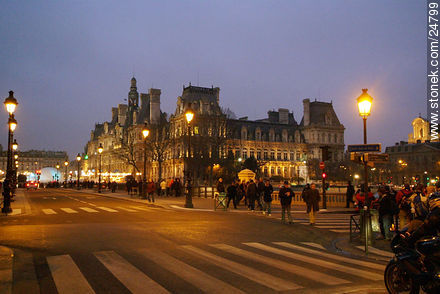 Al pont D'Arcole.  Al fondo la Intendencia de Paris (Hôtel de Ville) - París - FRANCIA. Foto No. 24799