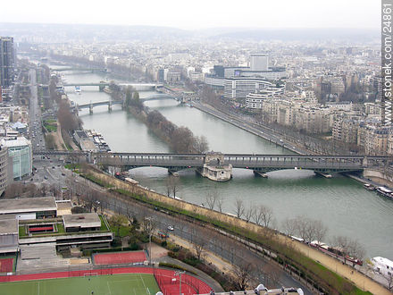 Pont de Bir-Hakeim (primer plano). Puente ferroviario. Pont Grenelle. Pont Mirabeau. - París - FRANCIA. Foto No. 24861