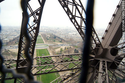 Campo de Marte entre la estructura de la torre Eiffel.  Escalera al segundo nivel. - París - FRANCIA. Foto No. 24898