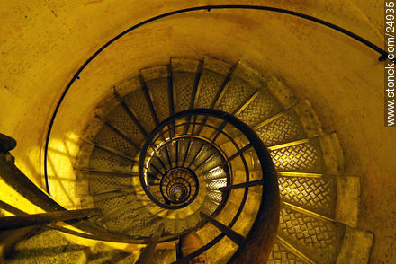 Escalera caracol para subir a la azotea del Arc du Triomphe - París - FRANCIA. Foto No. 24935