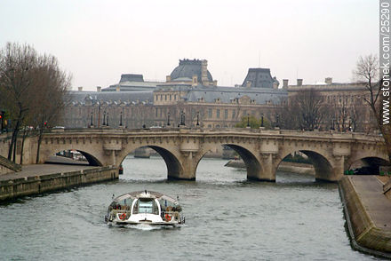 Pont Neuf desde el Pont St. Michel.  A la derecha la ribera derecha, Barrio Latino. - París - FRANCIA. Foto No. 25290