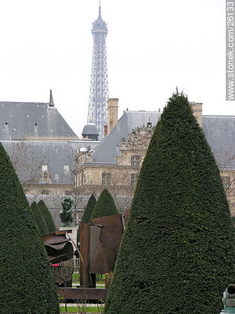 Jardines del Museo Rodin. Al fondo, la tour Eiffel. - París - FRANCIA. Foto No. 26133