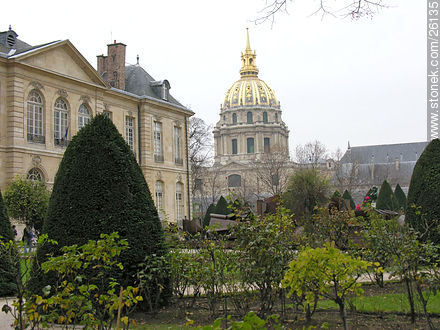 Jardines del Museo Rodin. A fondo, Hôtel des Invalides - París - FRANCIA. Foto No. 26135