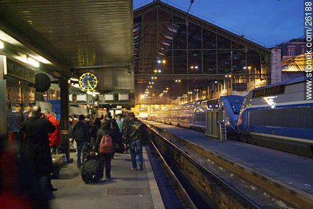 Andén de acceso a los trenes en la Gare de Lyon - París - FRANCIA. Foto No. 26188