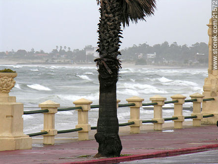 Tormenta en la rambla de Piriápolis - Departamento de Maldonado - URUGUAY. Foto No. 21572