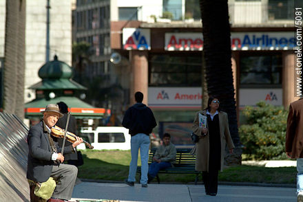 Violinista en Plaza Independencia - Departamento de Montevideo - URUGUAY. Foto No. 5081